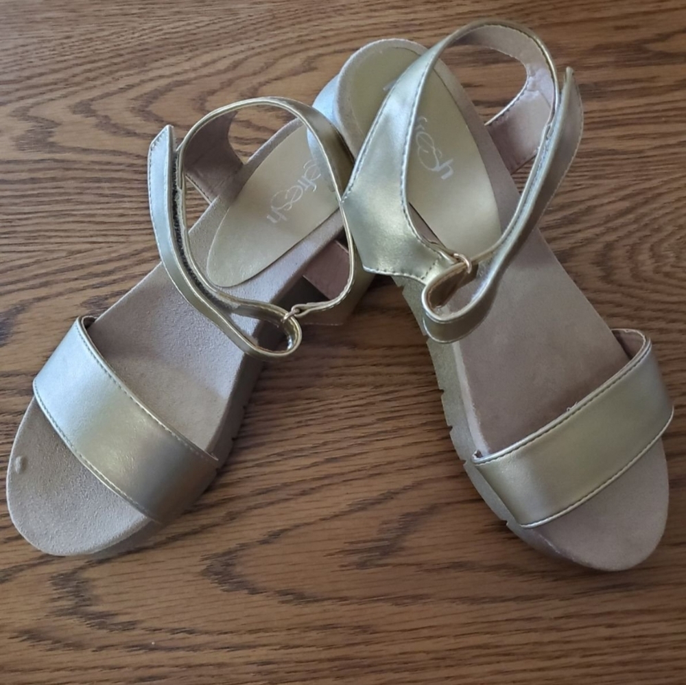 NEW Refresh brand Ladies Sandals - gold/champagne Size 8
